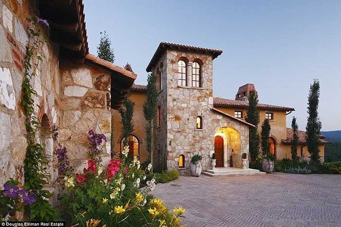 Năm 2008, Dick Rothkopf - chủ nhân của ngôi nhà đã quyết định chi tiền để xây dựng nó theo kiến trúc Italia