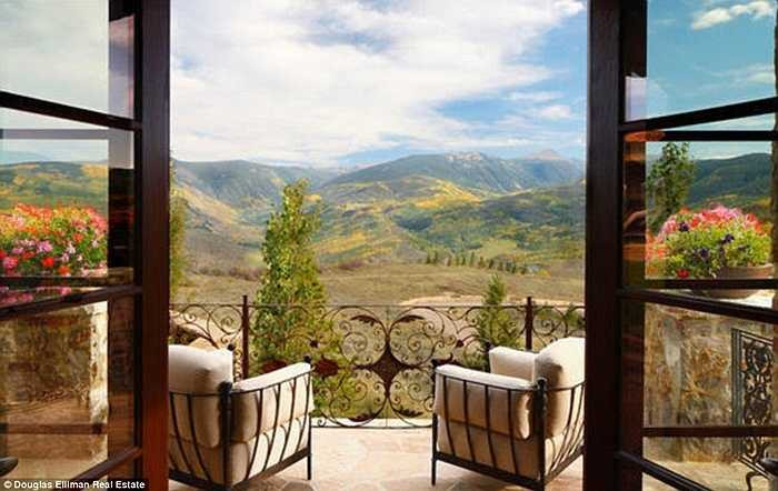 Từ ban công có thể ngắm nhìn quang cảnh thiên nhiên hùng vĩ