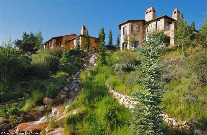 Ngoài ra, công trình của Dick Rothkopf còn có thêm một nhà kho. Đây là con đường dẫn lên đó