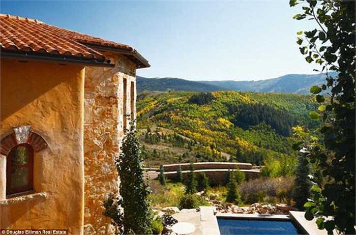 Ngôi nhà này nằm cách khu trượt tuyết Vail khoảng 25 phút lái xe