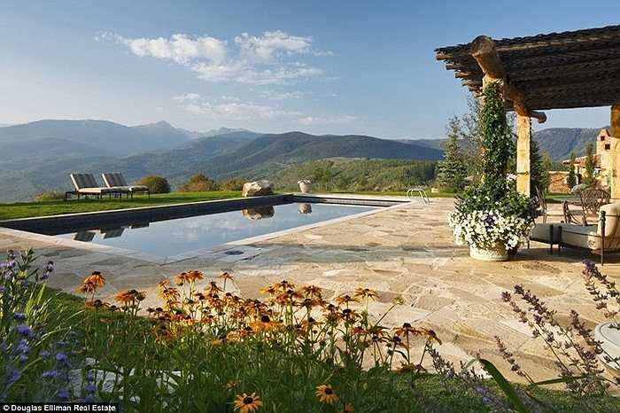 Phối cảnh tuyệt vời của bể bơi ngoài trời 