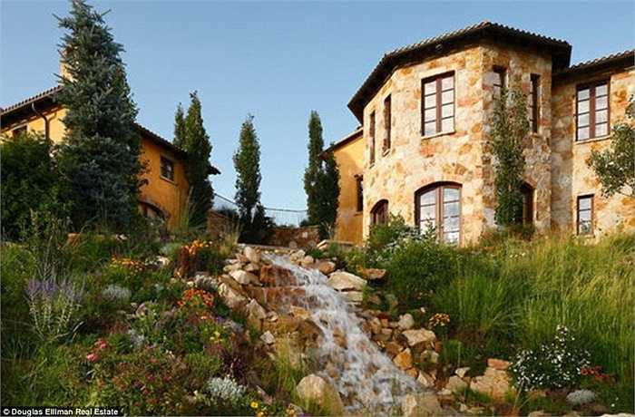 Thác nước nhân tạo tuyệt đẹp