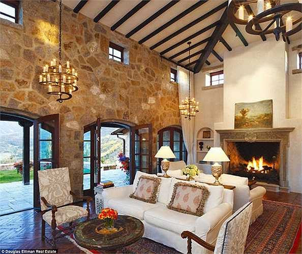 Công trình gồm có 2 khu nhà chính. Một khu gồm 8 phòng ngủ, 8 phòng tắm lớn và khu còn lại ít hơn 1 phòng ngủ, 1 phòng tắm