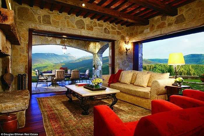 Cửa sổ lớn cho phép mọi người có thể ngắm nhìn phong cảnh của vùng núi Vail, Colorado, Mỹ 