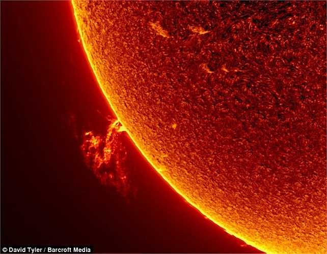 Ông Dave Tyler - kỹ sư về hưu ở Anh đã tự xây dựng đài quan sát sử dụng kính viễn vọng ngay trong vườn nhà của mình. Công trình này được xây dựng từ năm 1977