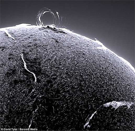 Mặc dù, chỉ là chụp tài nhà riêng dùng kính cá nhân nhưng ông chụp được vết đen, sự bùng nổ mặt trời, gió mặt trời, vết lóa mặt trời