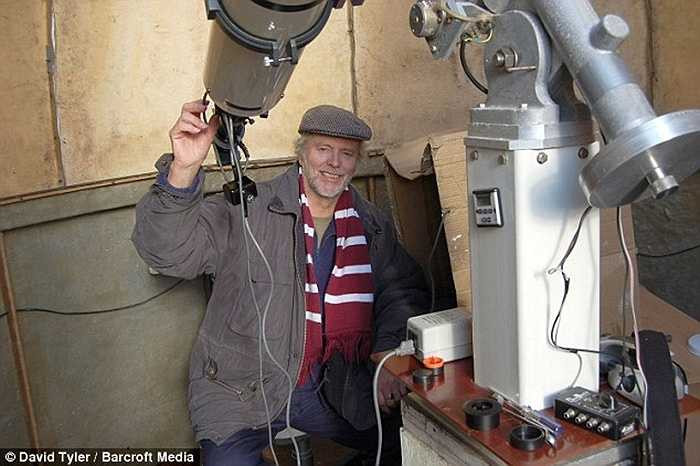 Dave Tyler với dụng cụ quan sát ở High Wycombe, Buckinghamshire