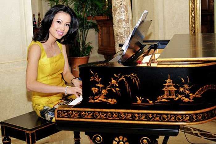 Ngô Mỹ Uyên rất tự hào về ngôi biệt thự lộng lẫy của mình.
