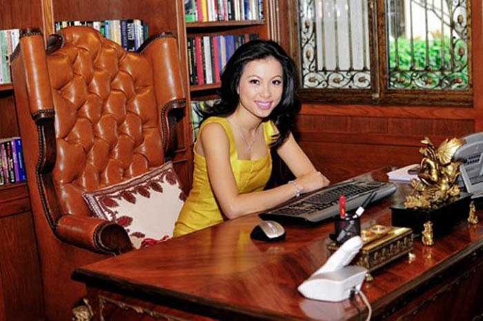Ngôi nhà của Ngô Mỹ Uyên ở vị thế đắc địa giữa TP.HCM hoa lệ, kiến trúc và nội thất xa hoa, lộng lẫy.