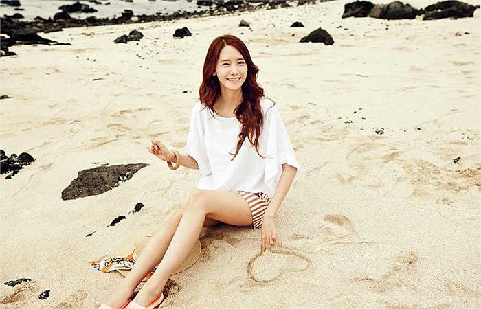 1. Yoon Ah là nữ ca sĩ, vũ công, diễn viên, người mẫu, MC Hàn Quốc. Cô là thành viên nhảy chính, hát phụ và là gương mặt đại diện của nhóm nhạc nữ SNSD. Hiện tại, cô có hàng triệu người hâm mộ ở các nước châu Á