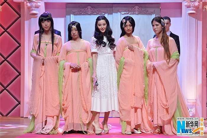 2. Phạm Băng Băng là nữ diễn viên, người mẫu, nhà sản xuất phim người Trung Quốc. Cô tốt nghiệp từ trường Minh tinh Hằng Thông của đạo diễn lão thành Tạ Tấn và Học viện Hí kịch Thượng Hải.