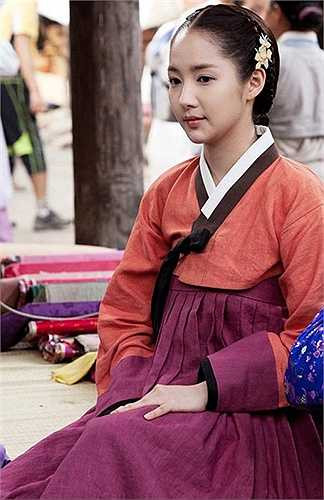 3. Park Min Young là nữ diễn viên và người mẫu Hàn Quốc. Cô được biết đến nhiều nhất với vai chính trong các phim truyền hình Sungkyunkwan Scandal và City Hunter.