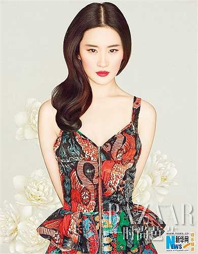 7. Lưu Diệc Phi là một nữ diễn viên, ca sĩ người Trung Quốc. Cô được biết đến nhiều nhất với vai Vương Ngữ Yên trong Tân Thiên Long Bát Bộ và Tiểu Long Nữ trong Thần Điêu Đại Hiệp.