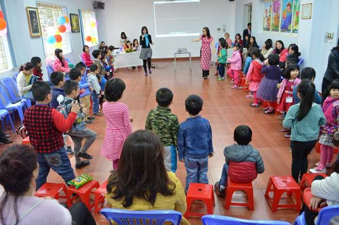 Phụ huynh cùng con khám phá lớp học tự tin