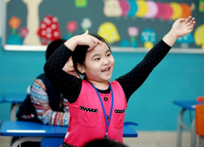 Phụ huynh cùng con khám phá lớp học tự tin