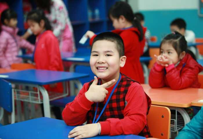 Phụ huynh cùng con khám phá lớp học tự tin