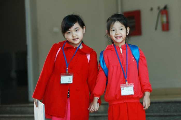 Phụ huynh cùng con khám phá lớp học tự tin