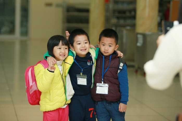 Phụ huynh cùng con khám phá lớp học tự tin