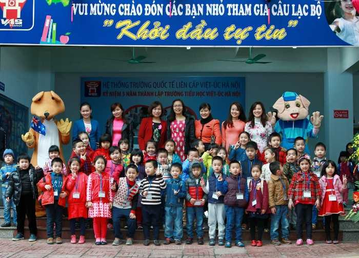 Phụ huynh cùng con khám phá lớp học tự tin