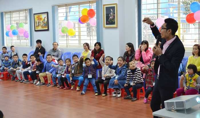 Phụ huynh cùng con khám phá lớp học tự tin