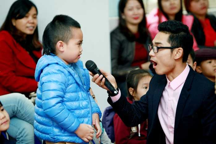 Phụ huynh cùng con khám phá lớp học tự tin