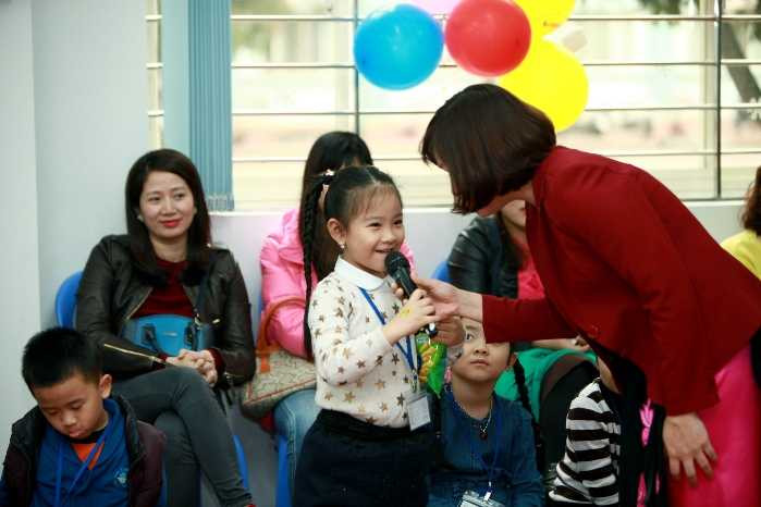 Phụ huynh cùng con khám phá lớp học tự tin