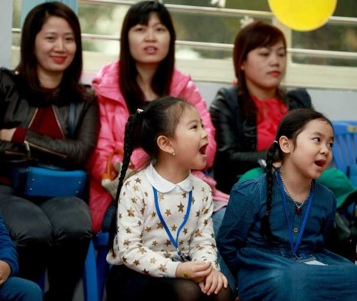 Phụ huynh cùng con khám phá lớp học tự tin