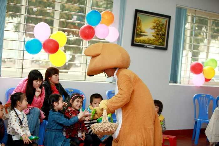 Phụ huynh cùng con khám phá lớp học tự tin