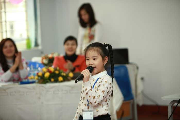 Phụ huynh cùng con khám phá lớp học tự tin