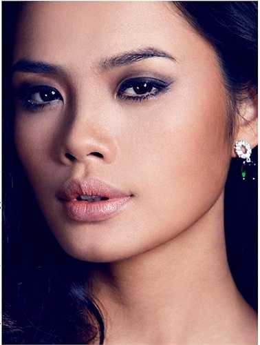 Khuôn mặt Thu Hiền mang một vẻ đẹp mạnh mẽ đầy cuốn hút, rất hợp với nét tính cách có phần ương bướng của cô.