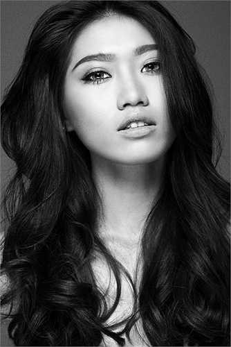 uy sở trường là những bộ ảnh mang phong cách lãng mạn, nữ tính, người đẹp cũng vẫn thể hiện rất tốt những shoot hình sexy, mạnh mẽ nhờ đôi môi cong gợi cảm.