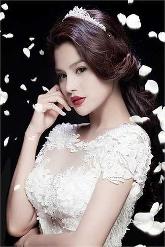 Người đẹp khá tự tin trong những bức hình chụp cận