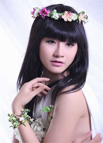 Bước ra từ cuộc thi Vietnam's Next Top Model 2011 với ngôi vị á quân, người đẹp Hà Thành nhanh chóng chiếm được cảm tình của đông đảo giới mộ điệu bởi dáng vẻ dễ thương, xinh xắn.