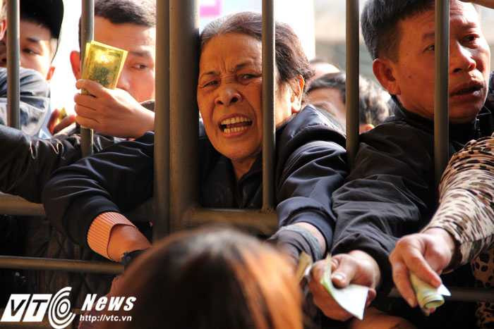 Cảnh sốt vé trận Hải Phòng-HAGL