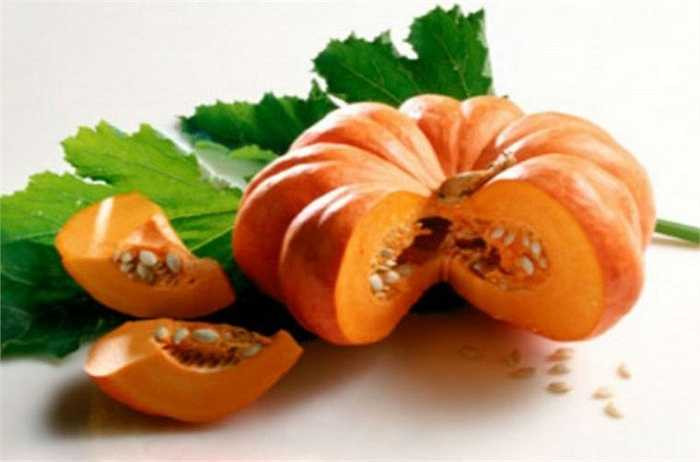 15. Bí ngô cũng là loại thực phẩm giàu dinh dưỡng. Tuy nhiên, không nên ăn những quả đã để lâu ngày, vì nếu lưu trữ thời gian dài, bên trong bí ngô xảy ra quá trình lên men và biến chất, vì vậy khi ăn sẽ gây nguy hiểm tới sức khỏe.