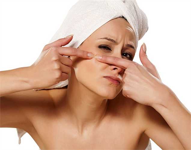 Kháng khuẩn: Tinh dầu hoa hồng được sử dụng để điều trị mụn trứng cá và tốt cho da bị mụn do hoa hồng có đặc tính chống vi khuẩn, vì vậy nên tinh dầu hoa hồng là một thành phần chính trong sữa rửa mặt.