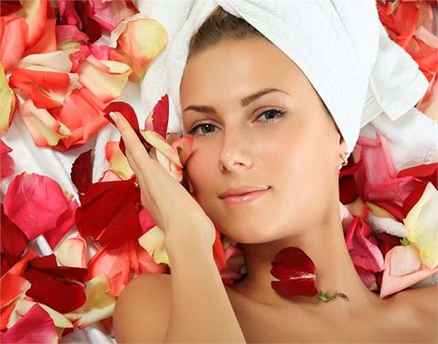 Dưỡng ẩm: Hoa hồng có tính chất làm mềm tuyệt vời cho da khô. Các loại dưỡng chất được tìm thấy trong những cánh hoa hồng giúp làn da dễ chịu và dưỡng ẩm, nên nó rất tốt cho những người có làn da nhạy cảm.