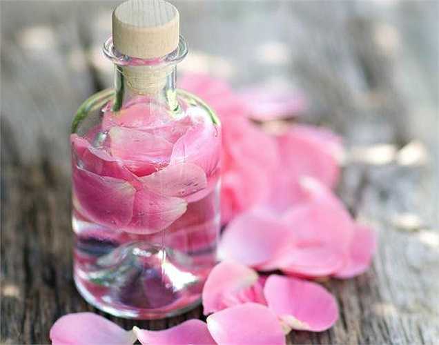Làm nước xịt khoáng cho mặt: Nước hoa hồng có chứa các vi phân tử của tinh dầu hoa hồng, có nhiều đặc tính kháng khuẩn và thường được sử dụng làm nước xịt khoáng rất tốt cho làn da.