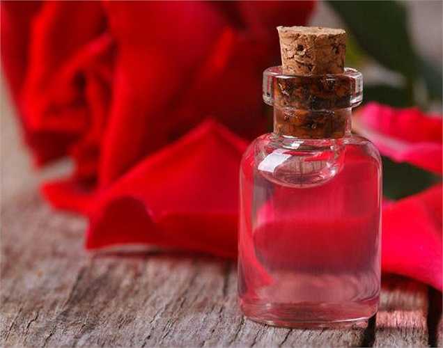 Làm sạch da: Nghiền những cánh hoa hồng và trộn với yến mạch để tạo thành lớp mặt nạ, mặt nạ này có thể sử dụng hàng ngày. Hoặc ngâm cánh hoa hồng trong nước và sử dụng nước đó để loại bỏ lớp trang điểm và làm sạch làn da của bạn.