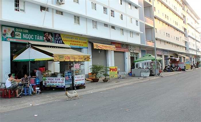 Tầng trệt các dãy nhà được bố trí để buôn bán. 