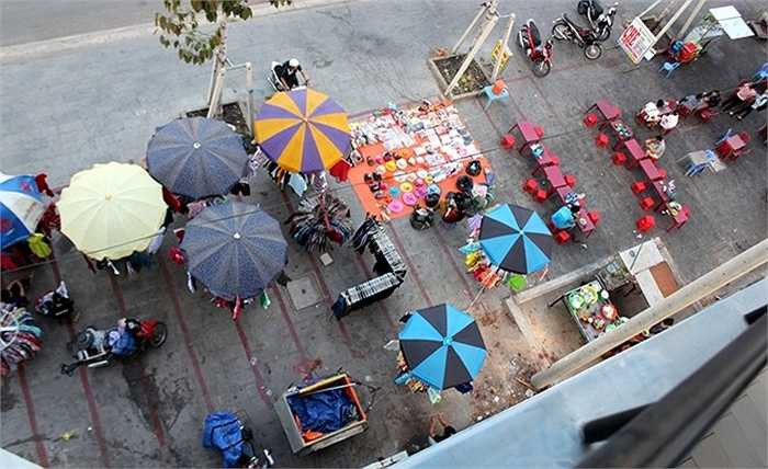 Ngoài ra, nhiều quán ăn, cửa hàng cũng bắt đầu mọc lên ngay trong khuôn viên để phục vụ nhu cầu của người dân.