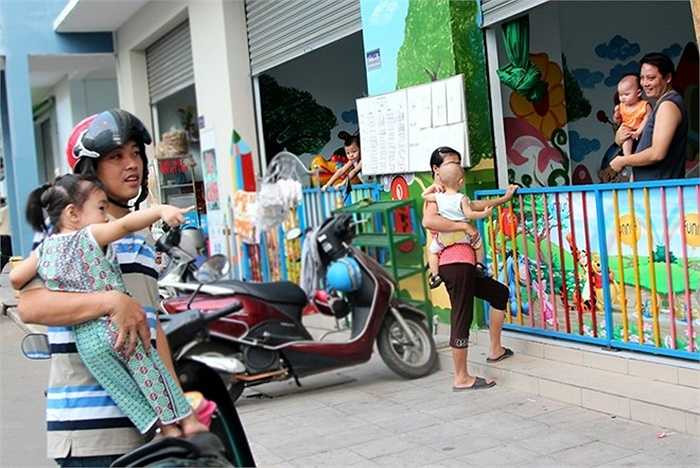 Công nhân, người lao động nghèo được gửi con tại các điểm giữ trẻ mở ngay trong khu nhà này.