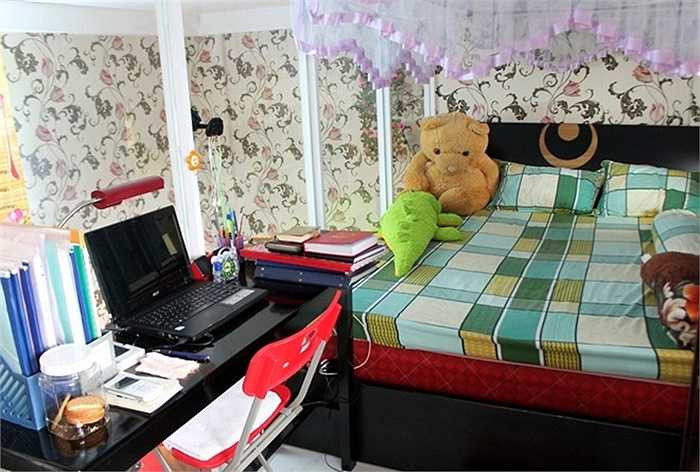 Sau khi nhận nhà, chị bỏ thêm gần 70 triệu để mua nội thất, thiết kế lại một số chi tiết như gác lửng, phòng phơi đồ, để đáp ứng nhu cầu sinh hoạt của gia đình. Sau khi bố trí thêm tiện ích, căn hộ của chị rộng không khác gì những căn chung cư thương mại.