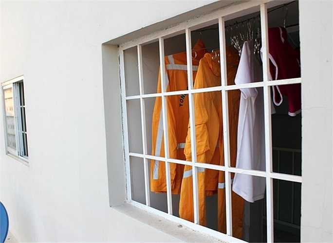 Gác lửng được các gia đình bố trí giường ngủ và góc làm việc, học tập. Các dãy nhà đều có phòng phơi đồ riêng khá rộng.