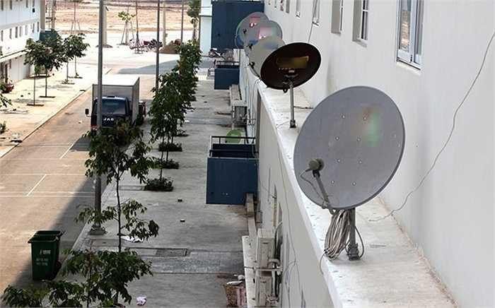 Hệ thống truyền hình, Internet cũng được lắp đặt đến từng căn hộ.