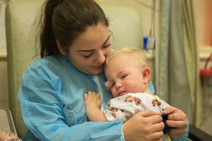 Bố mẹ bé là Jamie (23 tuổi) và Aimee (18 tuổi) đã phải làm việc rất vất vả để kiếm tiền mong tìm ra phương pháp điều trị dứt điểm bệnh cho bé Colby.