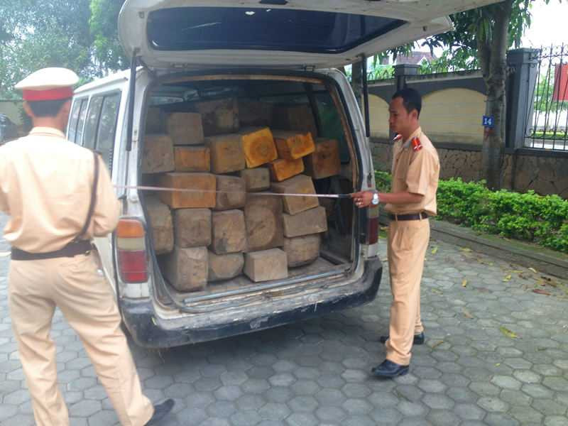 Chở gỗ lậu bị CSGT phát hiện, nữ tài xế phóng xe tháo chạy như phim