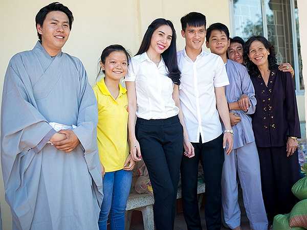 Mới đây, vợ chồng Thuỷ Tiên - Công Vinh xuống thăm một ngôi chùa ở Biên Hoà (Đồng Nai) và tặng quà cho những người nghèo ở khu vực này.