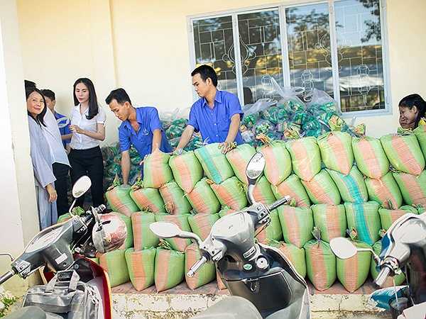 Dịp này, vợ chồng họ trao tặng 2 tấn gạo và 200 phần quà cho những người nghèo.