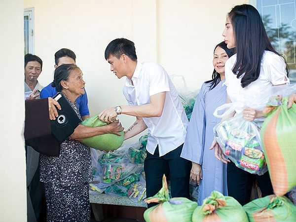 Chàng cầu thủ và nữ ca sĩ nổi tiếng trực tiếp trao tận tay cho người dân.